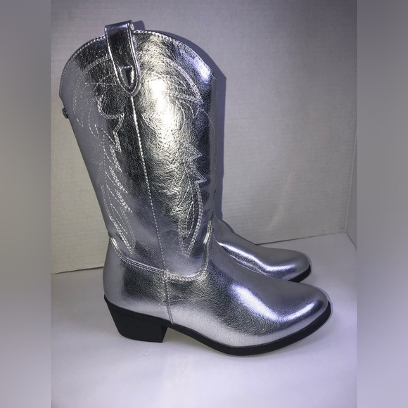 Steve Madden Other - Steve Madden Silver Metallic Western Boots NWOT size 4
